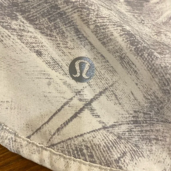 Lululemon Tracker Short Grey White 4” Size 8 - Picture 5 of 6